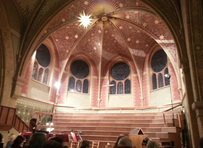 Besucher-vorm-Altar-bei-Nacht.webp