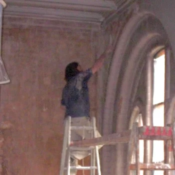 Sanierer-saniert-einen-Bogem.webp